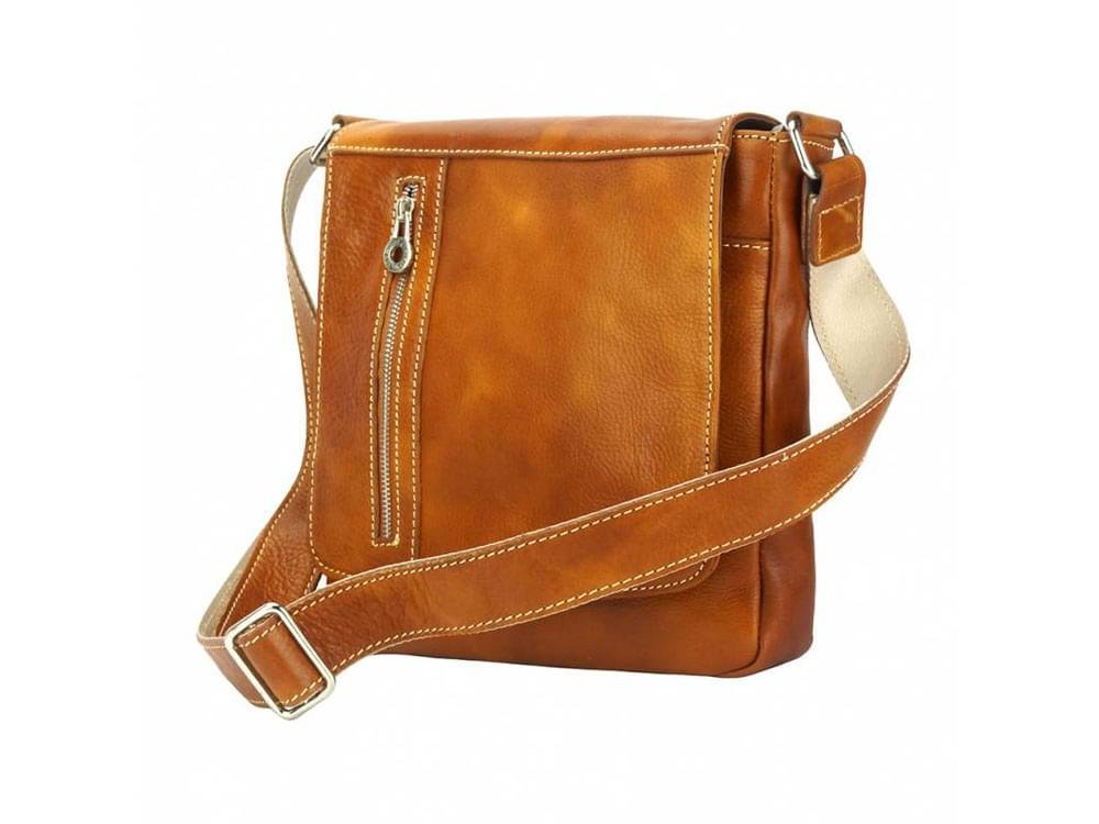 Roana (tan) - A sleek, classic messenger bag